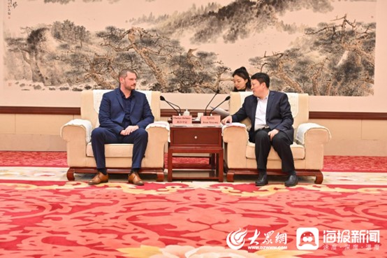 外國友人話臨沂|借用水果路引 法國友人弗洛里安調研臨沂市場 水果種植